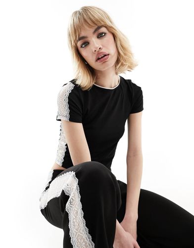 T-shirt effet rétréci d'ensemble avec dentelle contrastante - Asos Design - Modalova