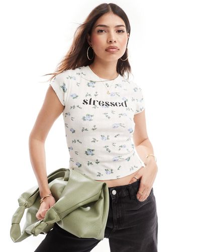 T-shirt effet rétréci en maille pointelle avec motif fleuri et inscription Stressed » - Asos Design - Modalova