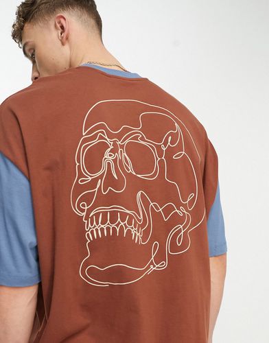 T-shirt oversize avec manches contrastantes et esquisse imprimée au dos - Marron - Asos Design - Modalova