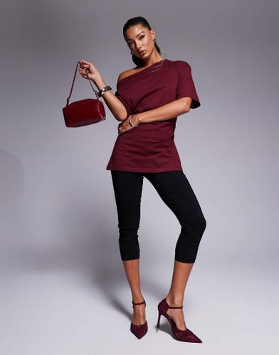 Top asymétrique à taille cintrée et encolure bateau - Bordeaux - Asos Design - Modalova