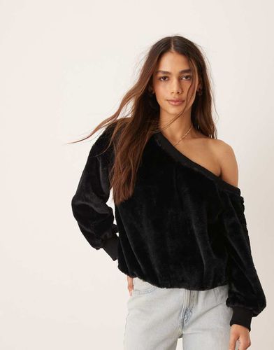 Top asymétrique en fausse fourrure à épaules dénudées - Asos Design - Modalova