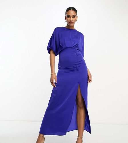 ASOS DESIGN Tall - Robe mi-longue en satin à manches chauve-souris et boutons sur le côté - Cobalt - Asos Tall - Modalova