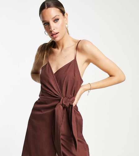 ASOS DESIGN Tall - Robe d'été portefeuille courte en lin nouée sur le côté à fines bretelles - chocolat - Asos Tall - Modalova