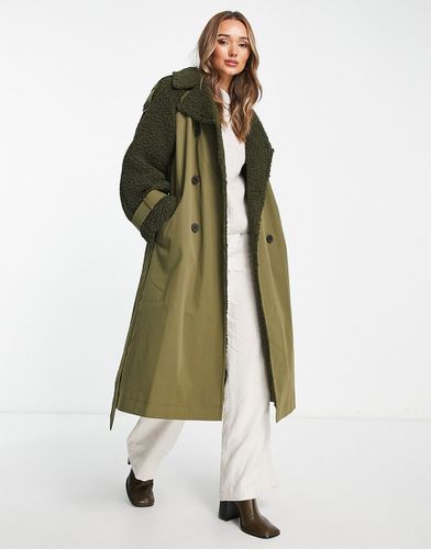 Trench-coat à empiècement en imitation peau de mouton - Kaki - Asos Design - Modalova