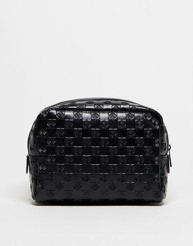 Trousse de toilette en similicuir avec motif à damier en relief - Asos Design - Modalova