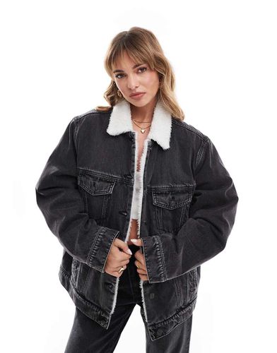 Veste en jean et imitation peau de mouton - délavé - Asos Design - Modalova