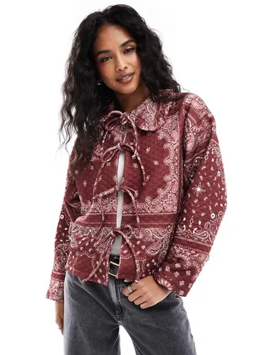 Veste matelassée à col et manches longues avec imprimé bandana - Bordeaux - Asos Design - Modalova