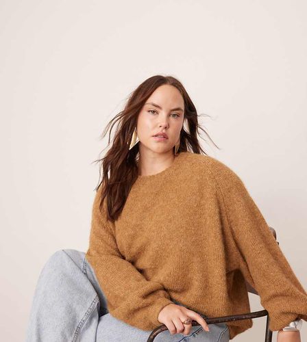 Curve - Pull ras de cou oversize en maille - Camel - Asos Edition - Modalova