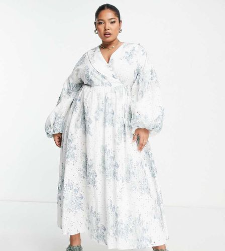 Curve - Robe portefeuille mi-longue à smocks en broderie anglaise imprimée avec col - Asos Edition - Modalova