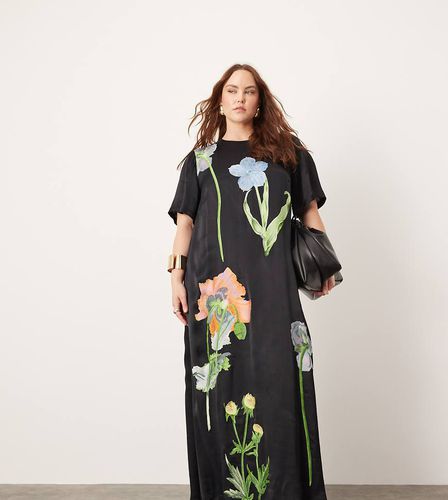 Curve - Robe t-shirt longue en satin à volants et broderies florales - Asos Edition - Modalova