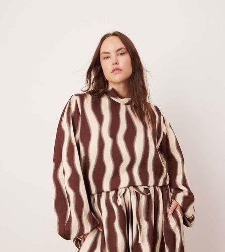 Curve - Top oversize d'ensemble à col montant avec imprimé ondulé - Chocolat - Asos Edition - Modalova