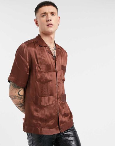 Chemise manches courtes en satin plissé à plusieurs poches - Asos Edition - Modalova