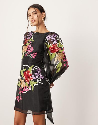 Robe courte brodée en organza avec manches longues et liens noués dans le dos - Asos Edition - Modalova