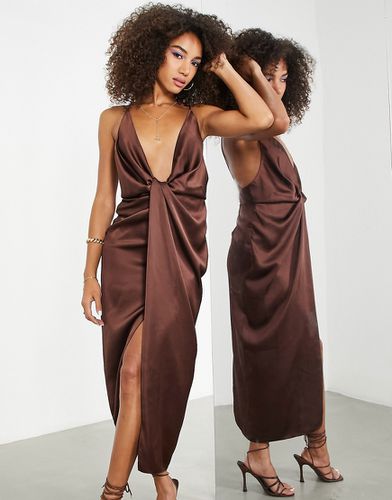 Robe caraco longue en satin avec jupe portefeuille drapée - chocolat - Asos Edition - Modalova