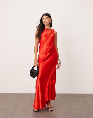 Robe longue sans manches en satin avec détail asymétrique et franges - Asos Edition - Modalova