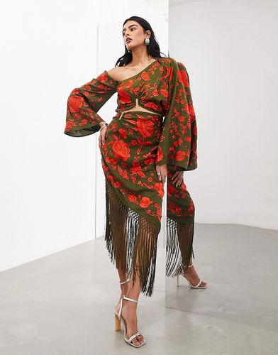 Robe mi-longue brodée avec manches kimono à épaules tombantes et ourlet à franges - olive - Asos Edition - Modalova