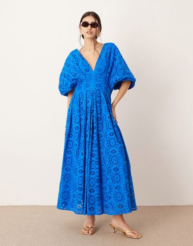 Robe mi-longue en broderie anglaise avec manches larges et décolleté plongeant - Bleu - Asos Edition - Modalova