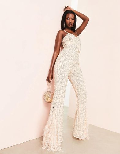 Combinaison ceinturée à sequins bordée de plumes synthétiques - Neutre - Asos Luxe - Modalova