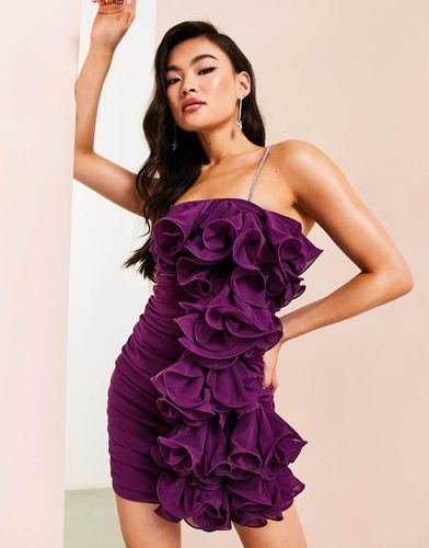 Robe courte froncée à volants oversize sur le côté avec bretelles ornées de strass - Violet - Asos Luxe - Modalova