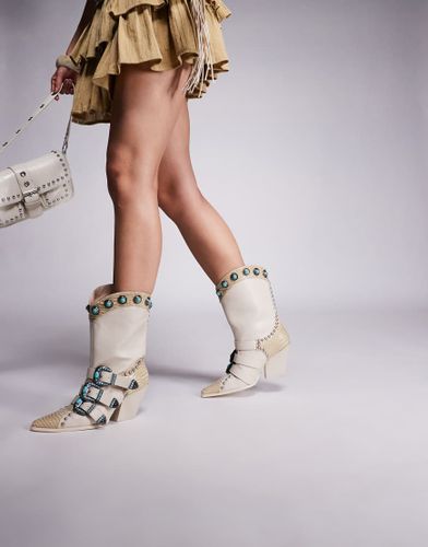 Balmoral - Bottes cloutées style santiags avec boucles - Beige - Azalea Wang - Modalova