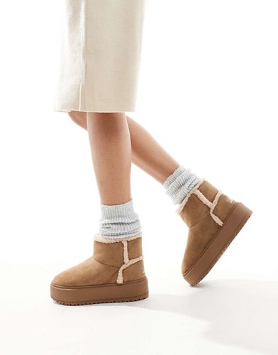 Bottines cosy avec finitions en imitation peau de mouton - Beige - Bershka - Modalova