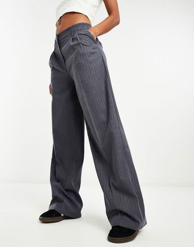 Pantalon ajusté coupe ample à fines rayures avec double bande à la taille - Bershka - Modalova