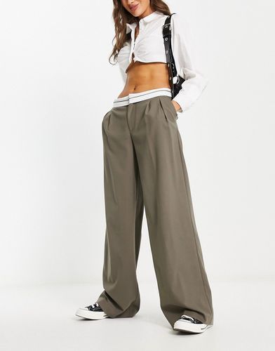 Pantalon ajusté avec taille à revers - Taupe - Bershka - Modalova