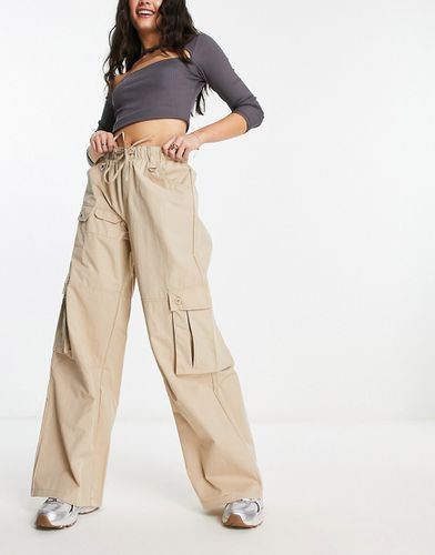 Pantalon cargo ample en nylon avec taille à cordon de serrage - Fauve - Bershka - Modalova