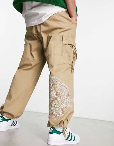 Pantalon cargo avec tigre brodé - Camel - Bershka - Modalova