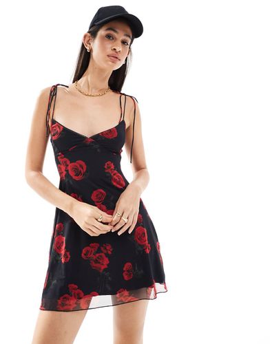 Robe courte à bretelles avec imprimé roses - Bershka - Modalova