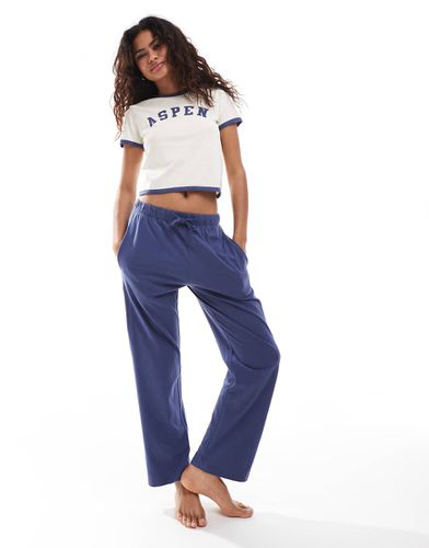 Ensemble de pyjama avec t-shirt crop top imprimé et pantalon - Écru et bleu marine - Brave Soul - Modalova