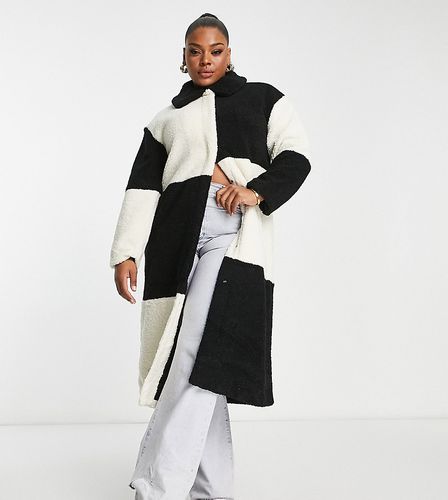 Manteau mi-long en imitation peau de mouton style patchwork - Noir et blanc - Glamorous Curve - Modalova