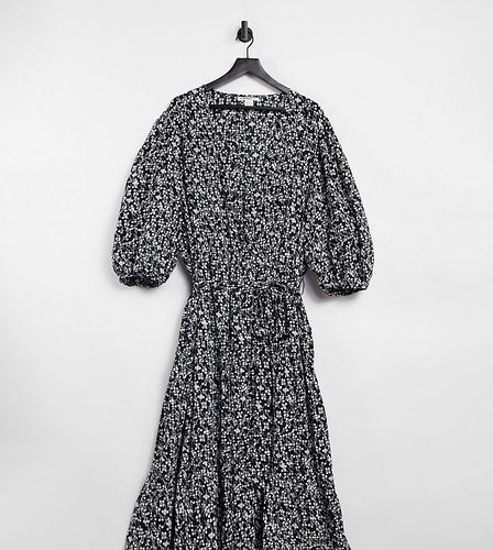 Robe portefeuille mi-longue avec jupe à volants et petites fleurs vintage - Glamorous Curve - Modalova