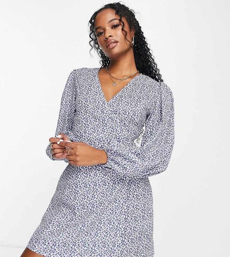 Robe rétro courte coupe portefeuille à petites fleurs - Bleu - Glamorous Petite - Modalova