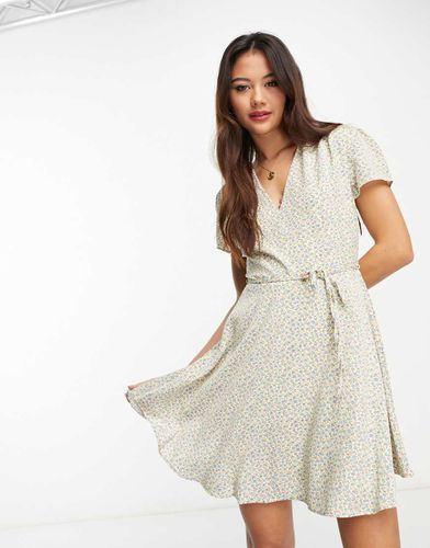 Robe courte à fleurs avec col V et liens à la taille - Crème - Glamorous - Modalova