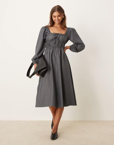 Robe longue froncée nouée devant à manches bouffantes - Gris et noir rayé - Glamorous - Modalova