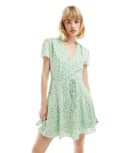 Robe rétro courte à manches courtes et petites fleurs avec col V et taille nouée - Glamorous - Modalova