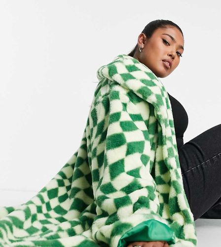 Manteau mi-long en fausse fourrure avec imprimé à damier ondulé - Daisy Street Plus - Modalova
