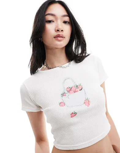 T-shirt ajusté effet rétréci à imprimé fraises - Crème - Daisy Street - Modalova