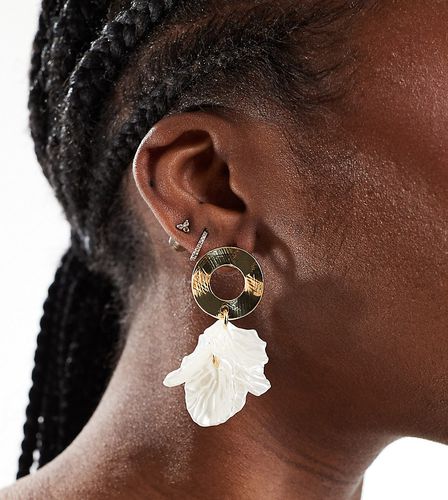 Boucles d'oreilles à pendant texturé avec pétales effet nacre - Designb London - Modalova