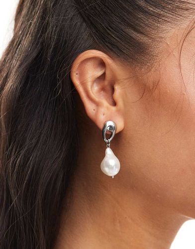 Boucles d'oreilles avec perle façon goutte d'eau - Designb London - Modalova