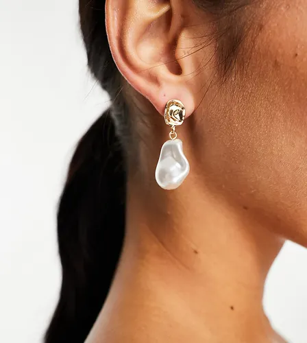 Boucles d'oreilles pendantes avec perle effet fondu - Designb London - Modalova