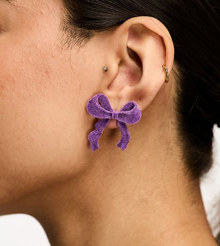 Puces d'oreilles avec détail naud en velours - Lilas - Designb London - Modalova