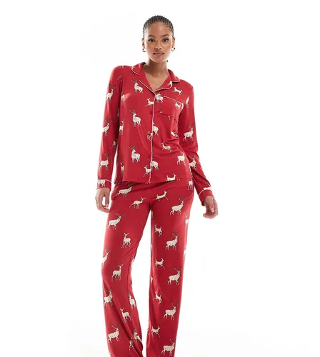 Exclusivité - Pyjama de Noël unisexe motif renne avec haut manches longues avec col à revers et pantalon - Chelsea Peers Tall - Modalova