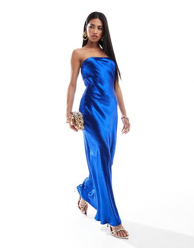 Exclusivité - Robe longue bandeau en satin martelé avec dos ouvert - de cobalt - Aria Cove - Modalova