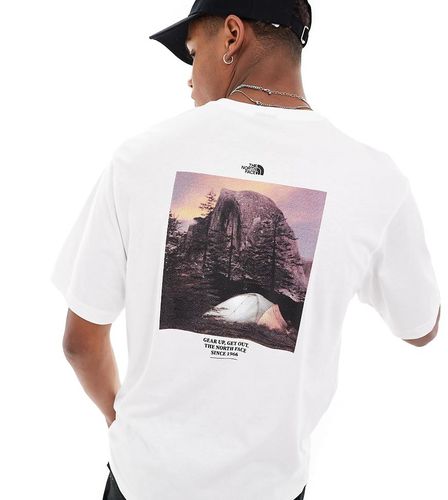 Exclusivité ASOS - Camping - T-shirt avec imprimé rétro au dos - The North Face - Modalova