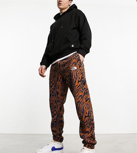 Exclusivité ASOS - - Essential - Pantalon de jogging oversize à imprimé marbré - Marron - The North Face - Modalova