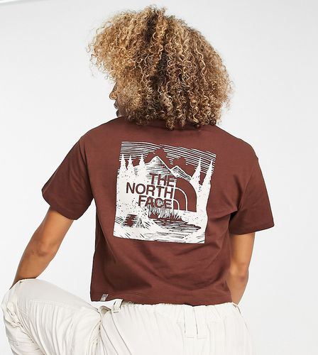 Exclusivité ASOS - - Redbox Celebration - T-shirt crop top imprimé au dos - Marron - The North Face - Modalova