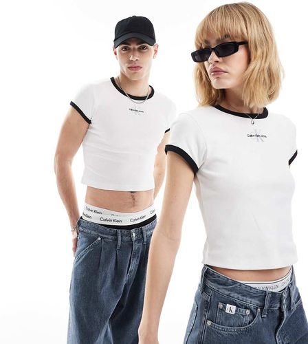 Exclusivité ASOS - T-shirt effet rétréci à bords contrastants - Calvin Klein Jeans - Modalova