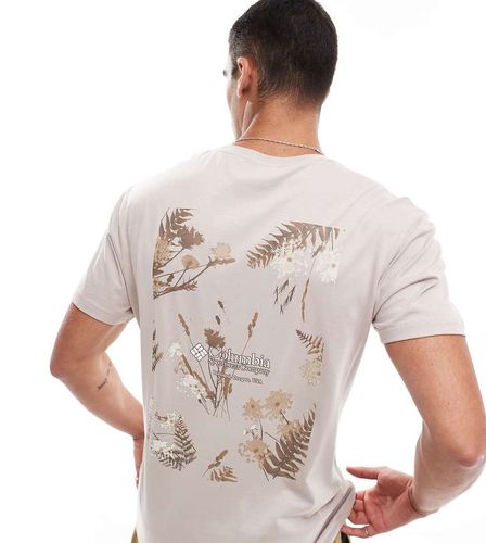 Exclusivité ASOS - Navy Heights - T-shirt avec imprimé fleurs dans le dos - Taupe - Columbia - Modalova